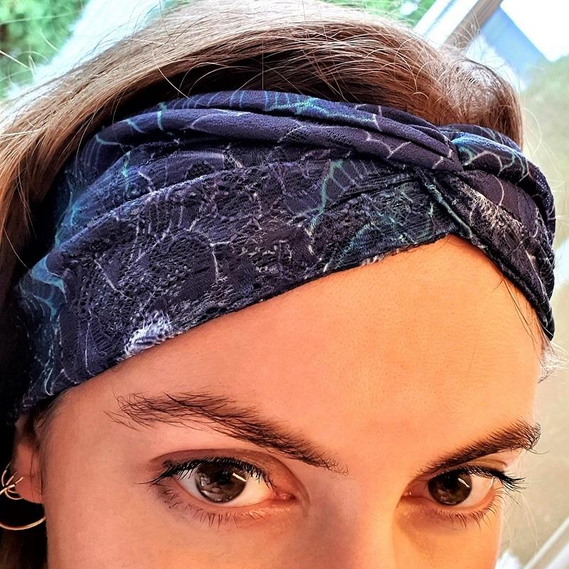 Forehead adorned with a headband made of printed lace in blue neon colors