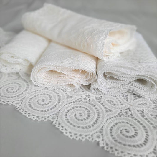 15 Meter - Monochrome Box | White